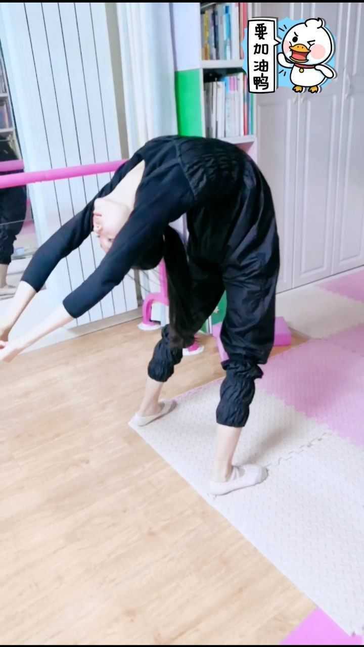舞蹈基本功练习吊腰腰的软度不是一天两天能练出来的所