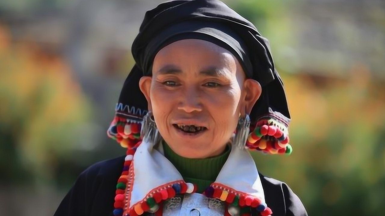 这个民族以牙齿黑为美,不仅过着原始生活,还使用着最古老的文字?