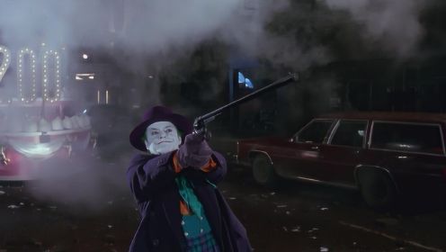 小丑掏出1米多长的左轮手枪，一枪打爆蝙蝠侠的战机！