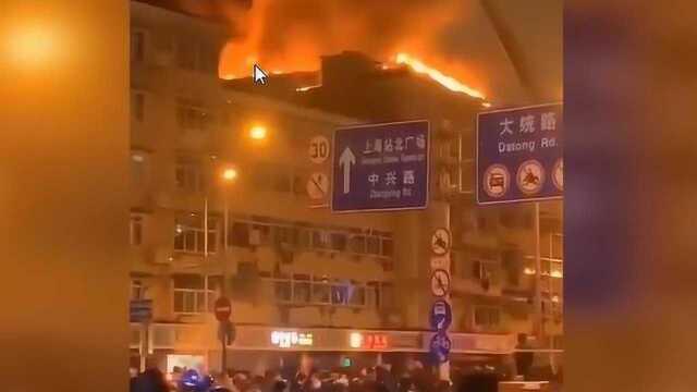 突发!上海静安区一门店及坡屋面发生火灾 目前无人员伤亡