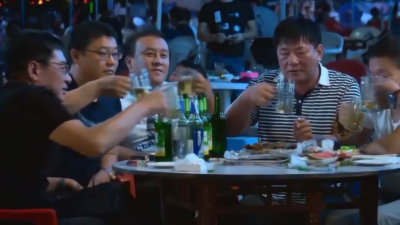 小伙大排档喝酒,没喝两口就打了起来,一旁众人竟还淡定喝酒