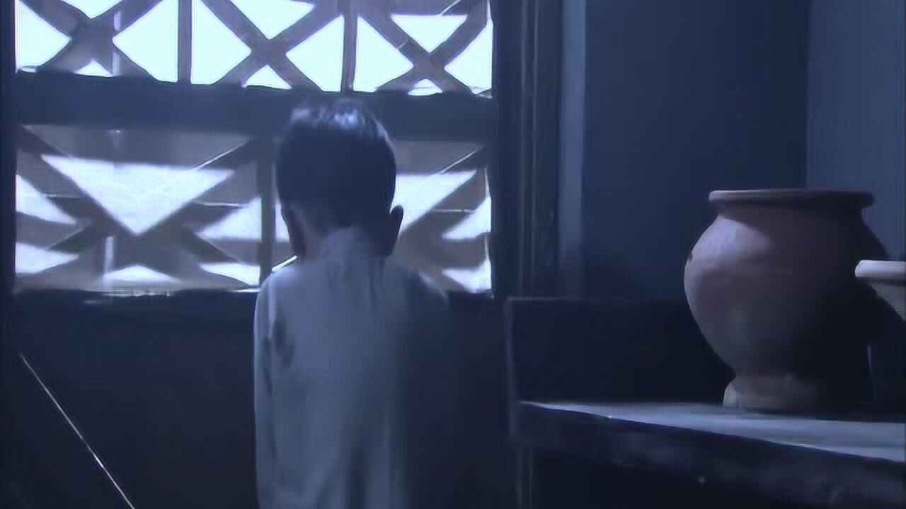 小孩半夜起床尿尿，看到一双脚，一个人影_腾讯视频