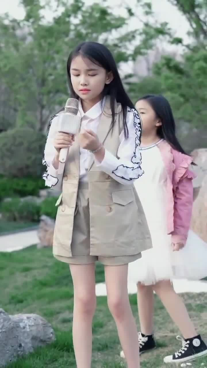 童模宋小睿真是富家女的气质再看看旁边的妹妹差距不是一点点