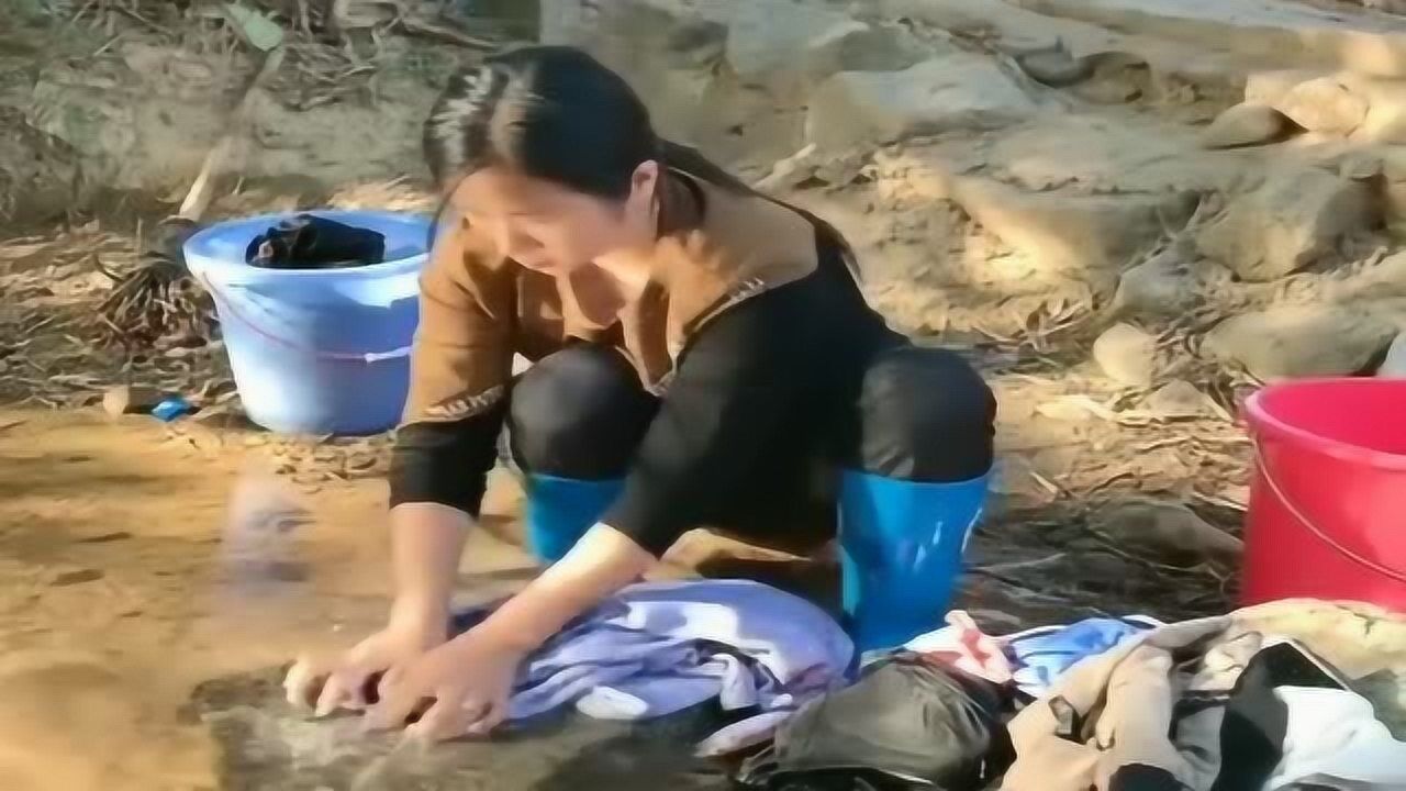 城里美女自从嫁到农村每天都来河边为公婆洗衣服太贤惠了