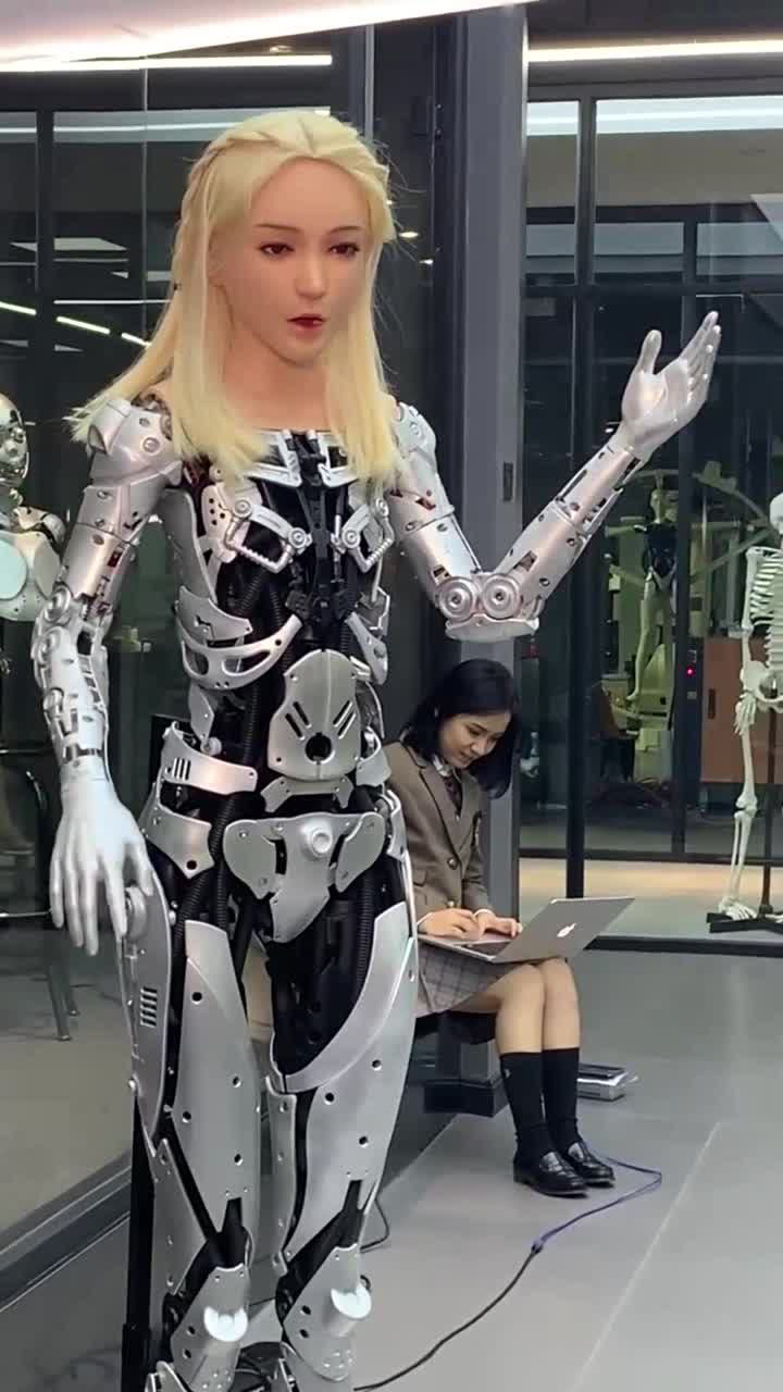 机器人老婆时代来临外表靓丽功能齐全内部构造以假乱真