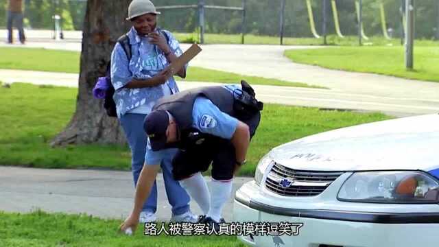 国外搞笑恶作剧,警察扔棒球意外击碎警察玻璃,路人惊呆了