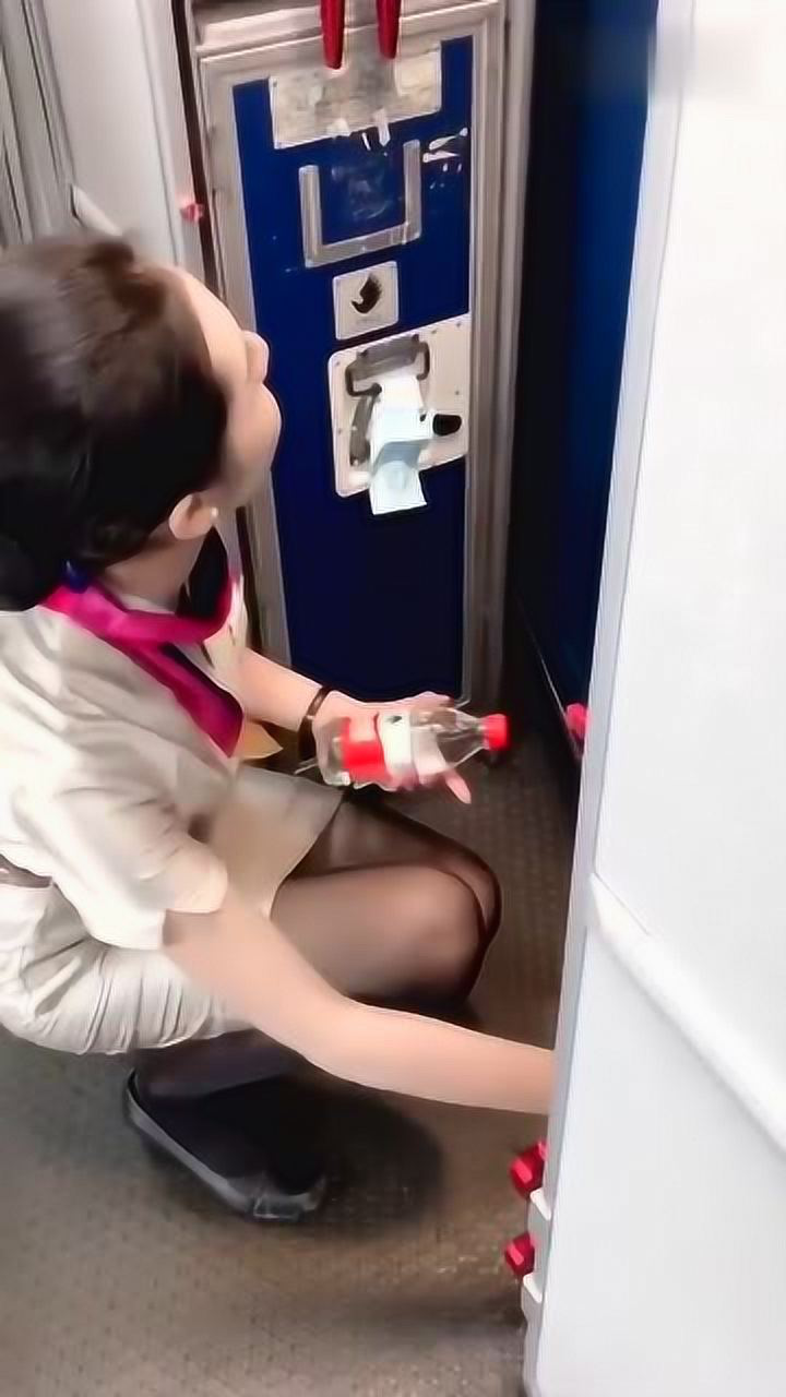 偷拍蹲下服务的美女空姐没想到美女站起来这么高赏心悦目啊