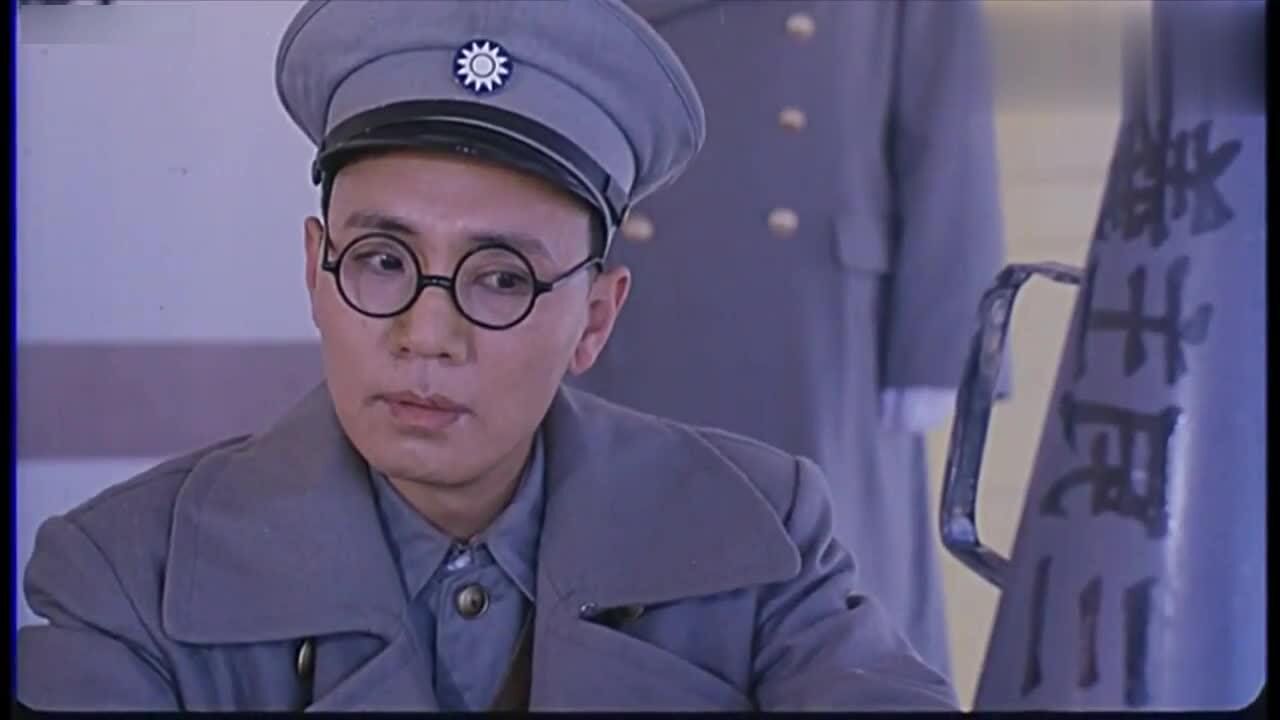 老电影片段校长给黄埔军校师生训话结果下面走了一大片
