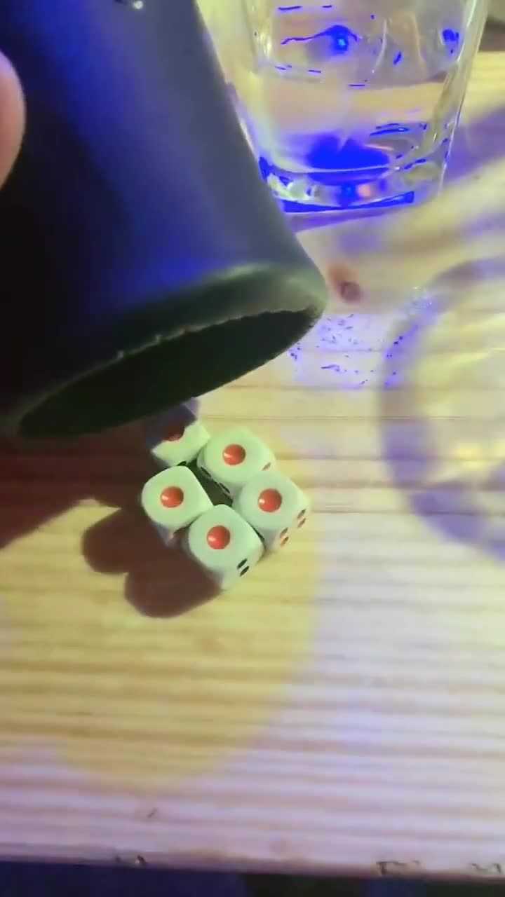 陪闺蜜玩骰子结果摇成这样接下来该怎么叫