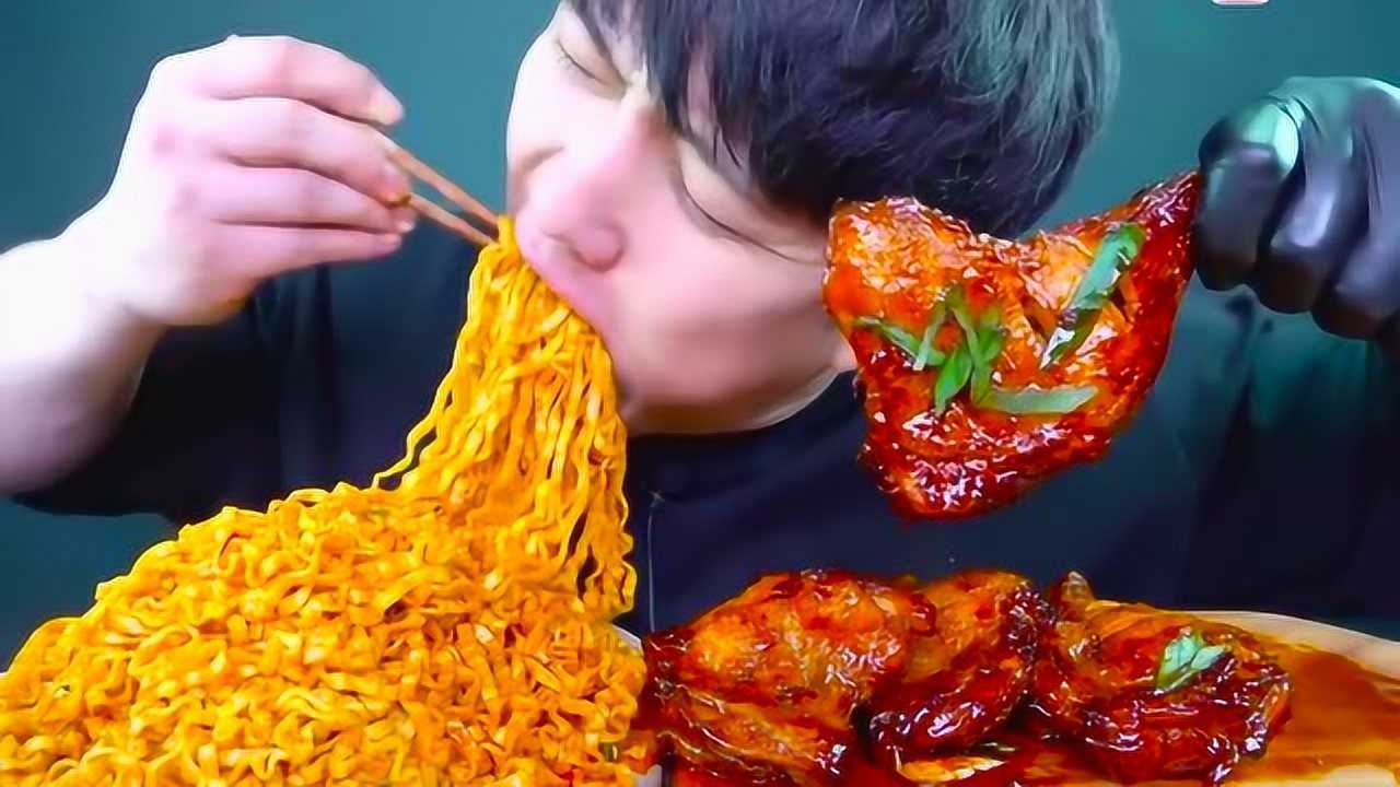 吸面合辑大口吃真满足韩国大胃王吃播,吃的津津有味,让人垂涎欲滴