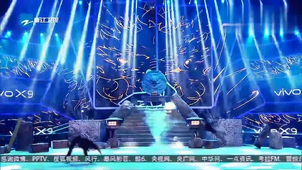 王牌对王牌成家班登台特技表演成龙一脸惊喜全场尖叫