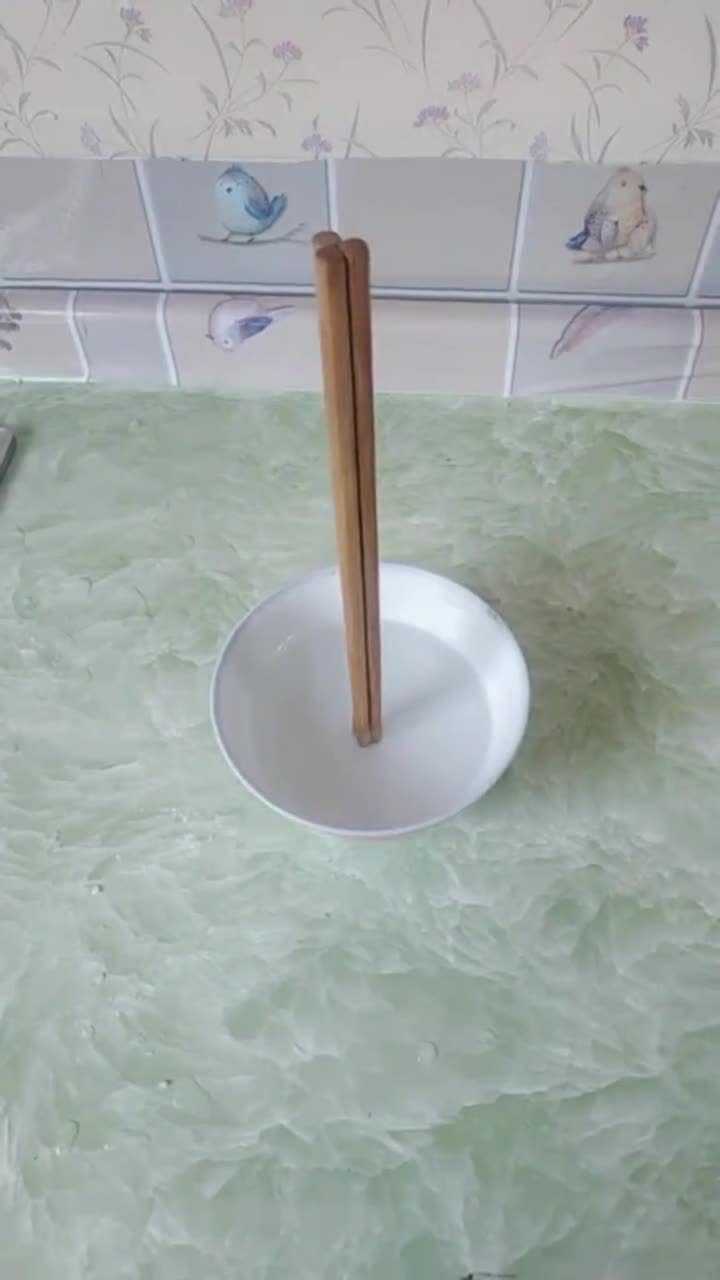 谁知道这是什么原理为啥筷子能立起来不倒