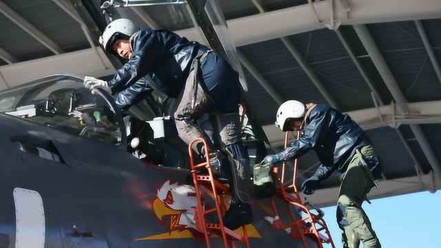 飞行员戴劳保手套上天?空军使用60年不淘汰,全靠这五大优势