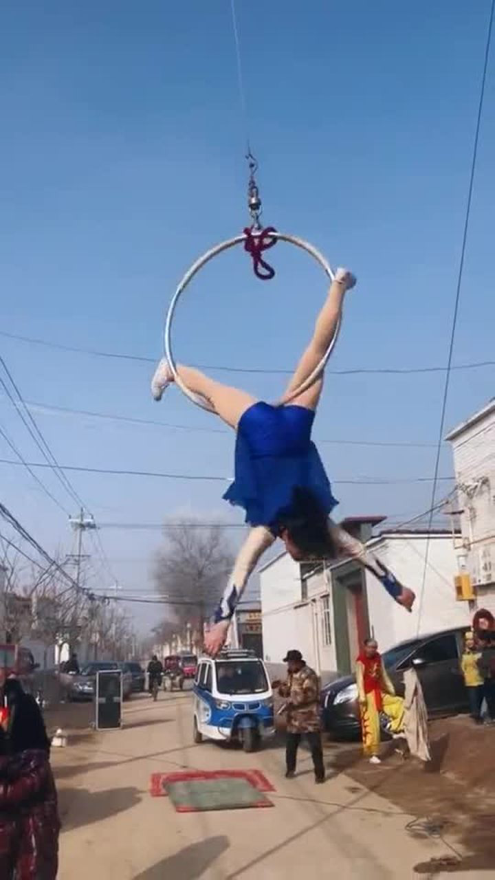 美女表演倒挂金钩,姿势真的太优美了