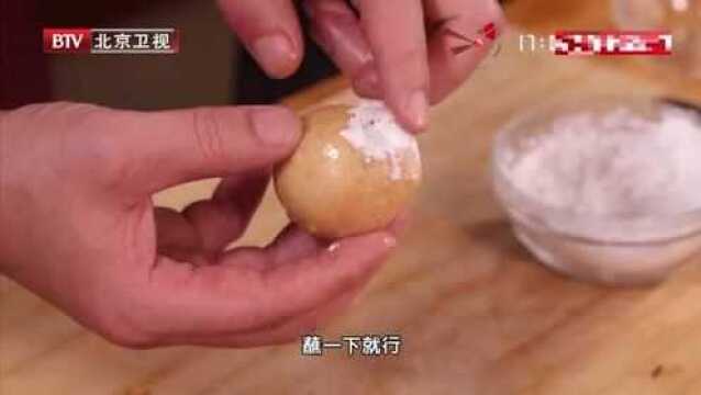 解馋流行美食油面筋灌蛋第三步 用纸杯将馅料灌进面筋球