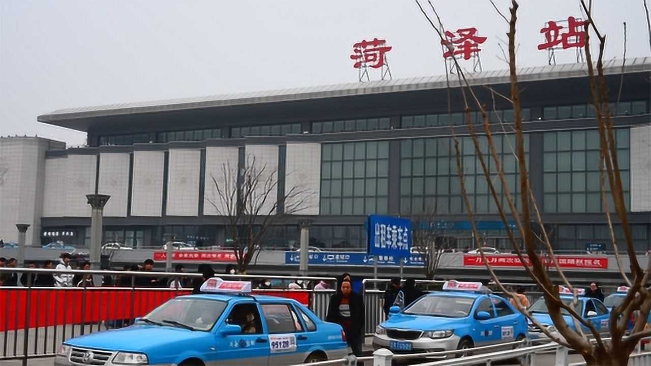 春运探访菏泽火车站,还是从北京方向过来的火车,下车的人最多了