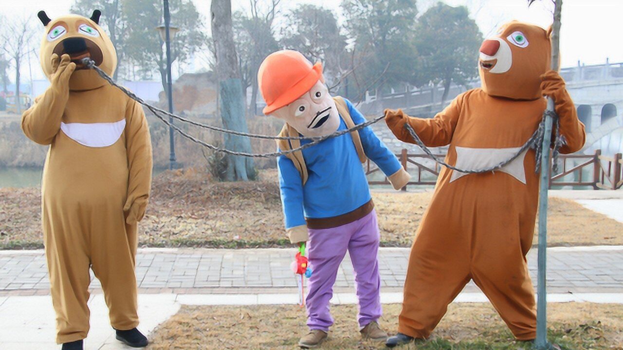 熊出没真人版:熊大用新方法帮熊二拔牙,没想却坑惨光头强,真逗