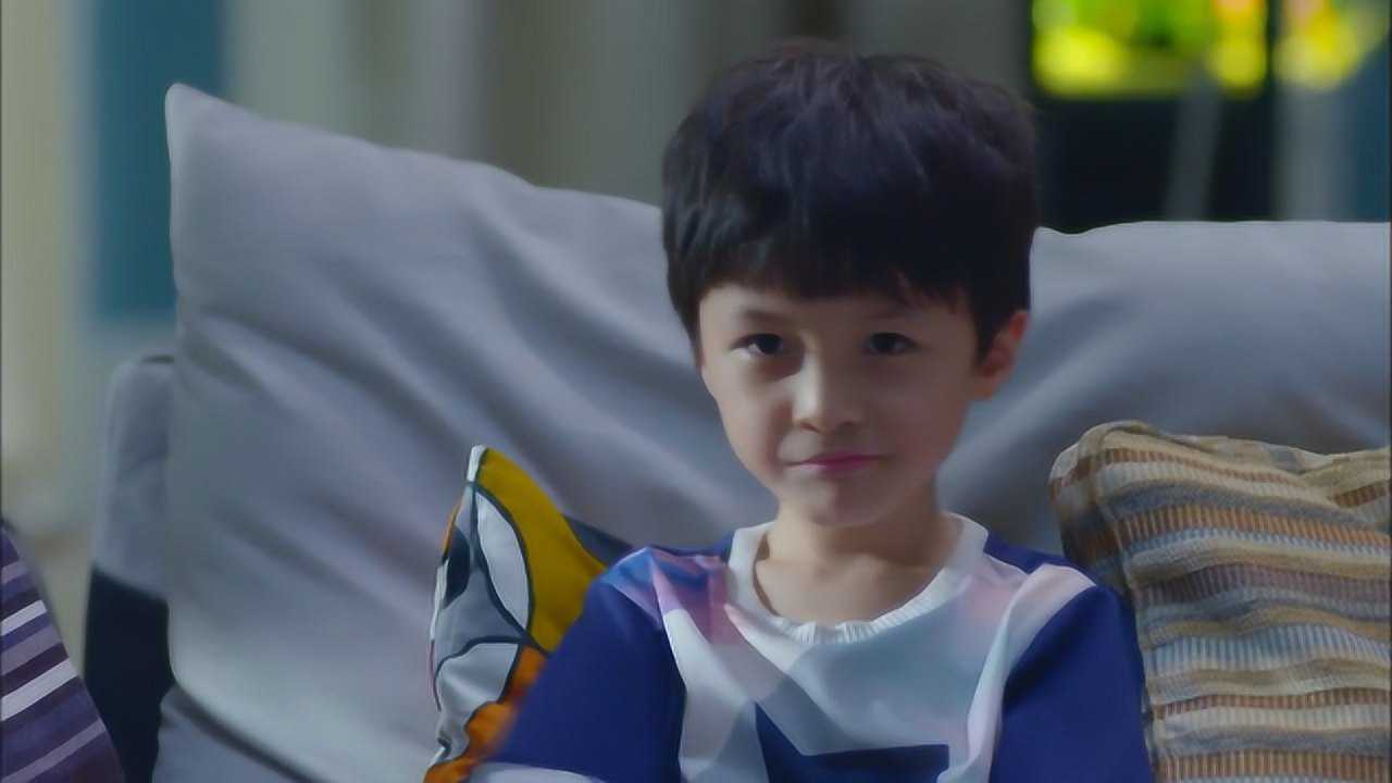 淘气爷孙:爷爷为了讨好小孙子,和他一块看喜羊羊,不料被孙子损惨了