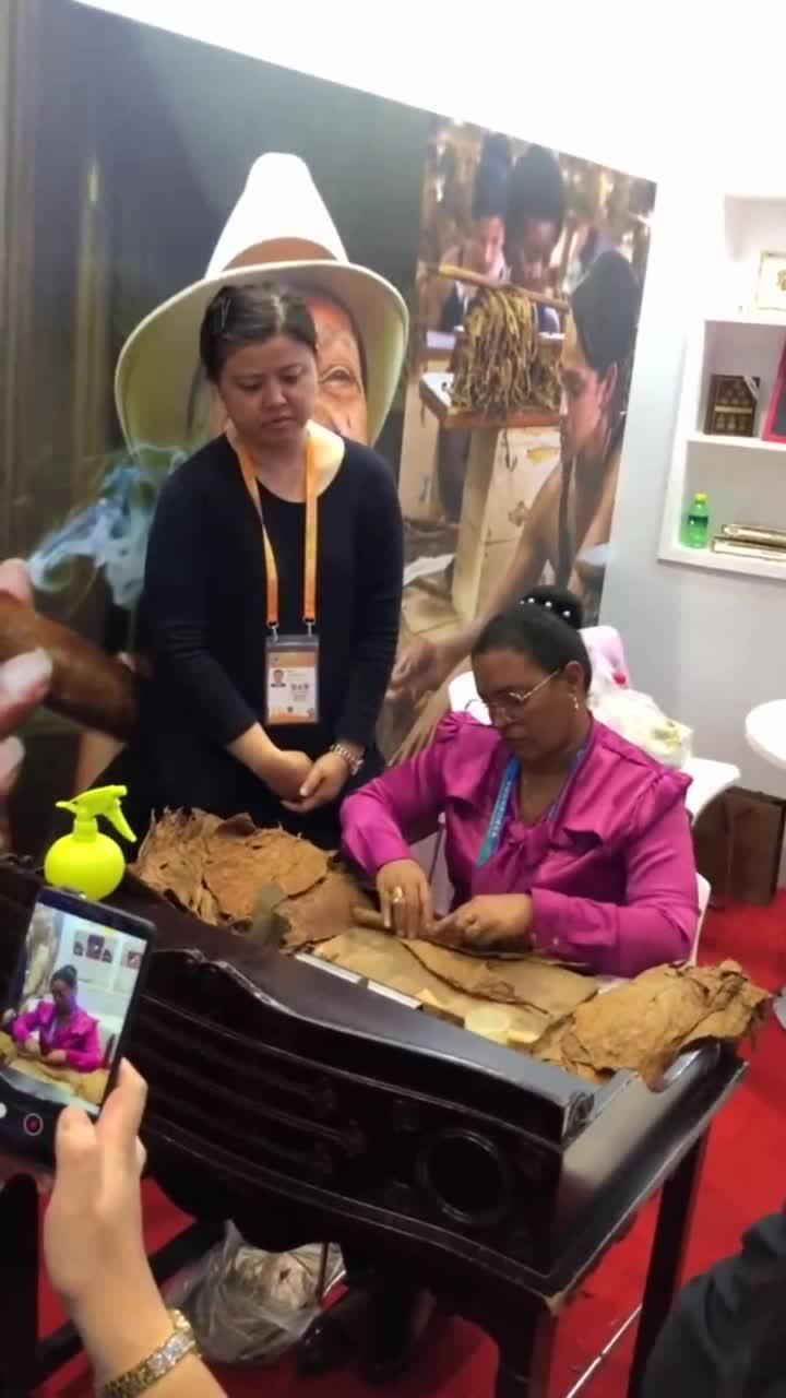 手工制作的雪茄,据说只有女人才会做古巴雪茄
