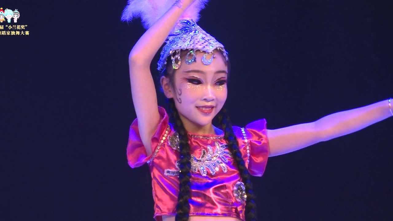 第四届小兰花奖独舞马苏云《花丛中的小姑娘》