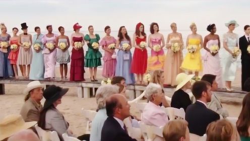 女孩当了27次伴娘，等到她结婚时，所有新娘为她穿上了27套礼服