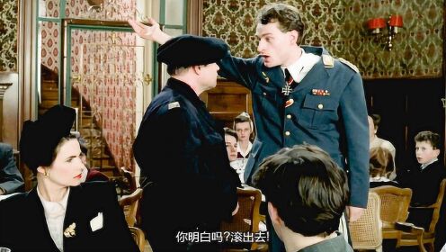 二战剧情片：伪警察进餐厅不尊重女性，旁桌的德国军官叫他滚出去