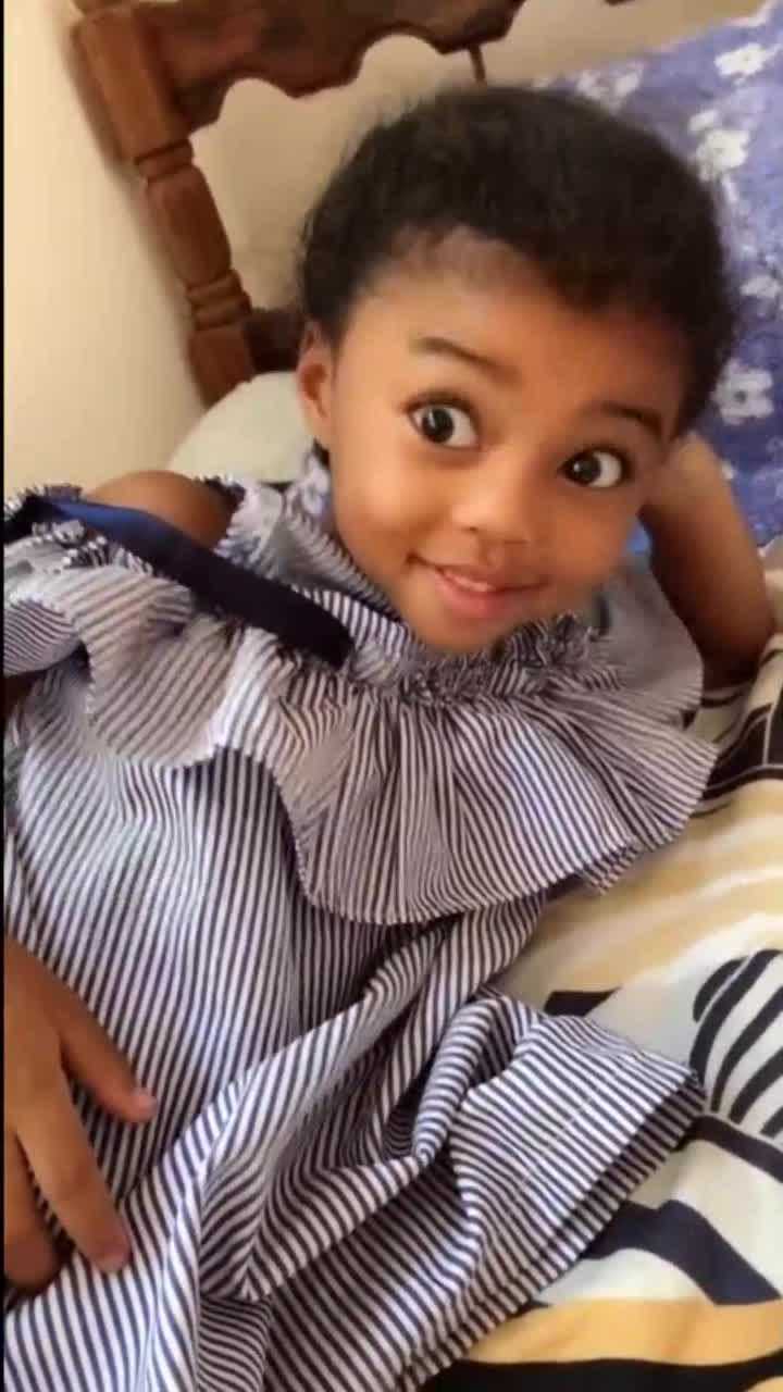 刚睡醒的非洲小女孩,这大眼睛太迷人了,我喜欢