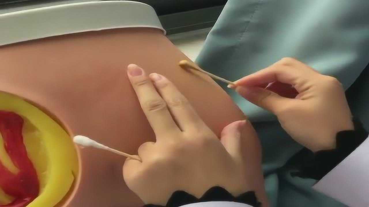 实习护士练习打针看到这情形屁股突然疼了一下