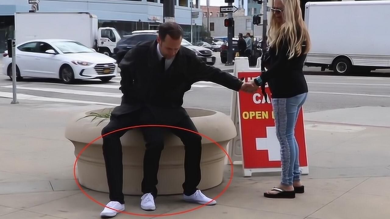 三条腿的男人出门可以正常走路路人看后一脸惊讶