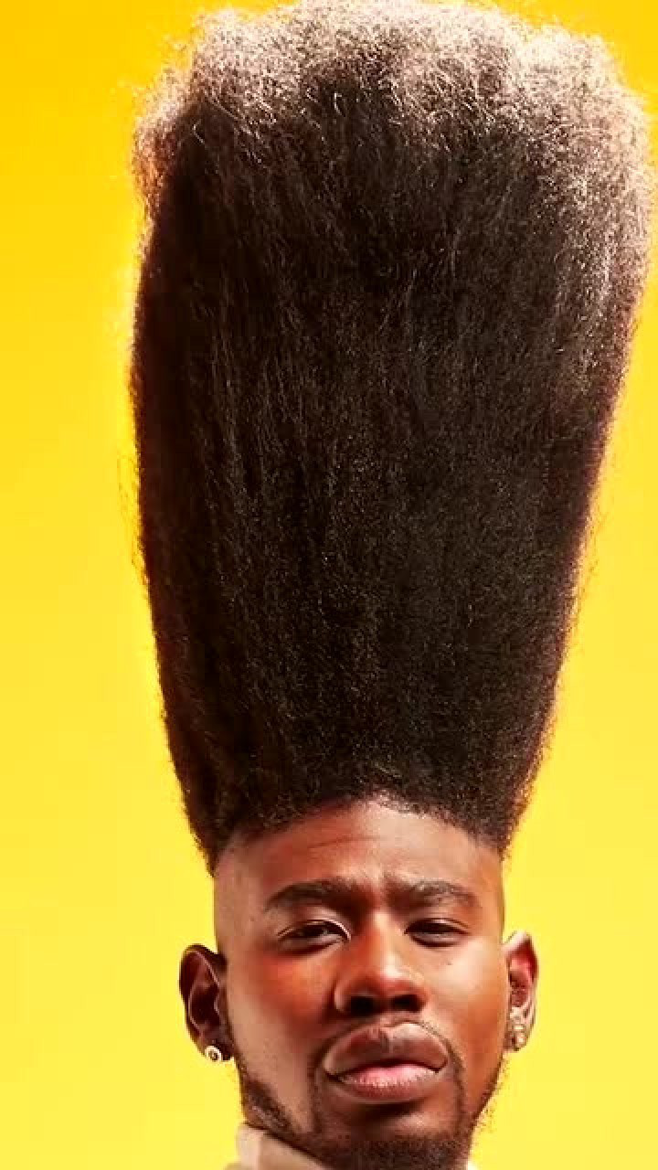 这发型让我想起了拳皇97里面的电神!