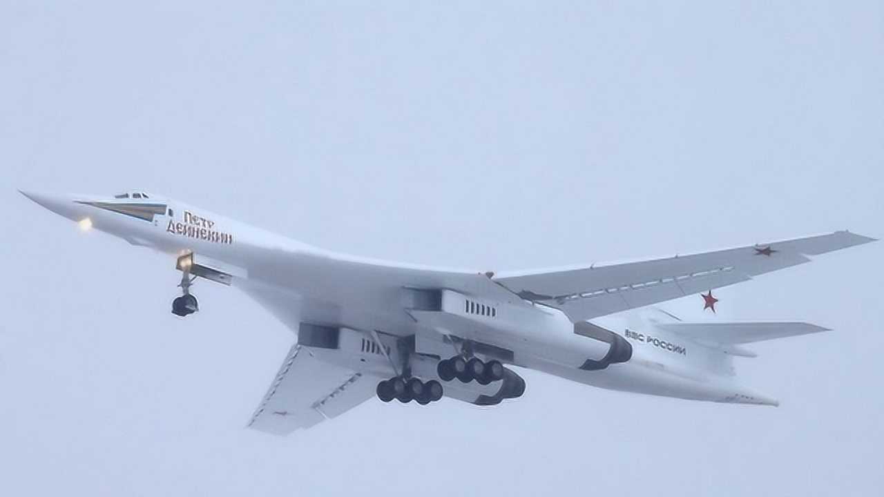 "白天鹅"增强战力,图-160轰炸机,可携带"匕首"高超音速导弹