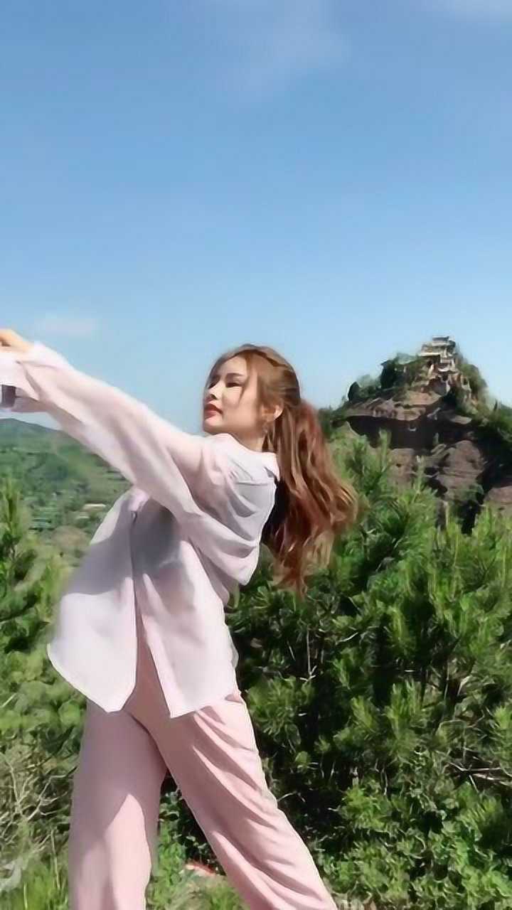 小姐姐真漂亮,跳的舞蹈是那么的优美,你们知道这是在哪里跳的吗