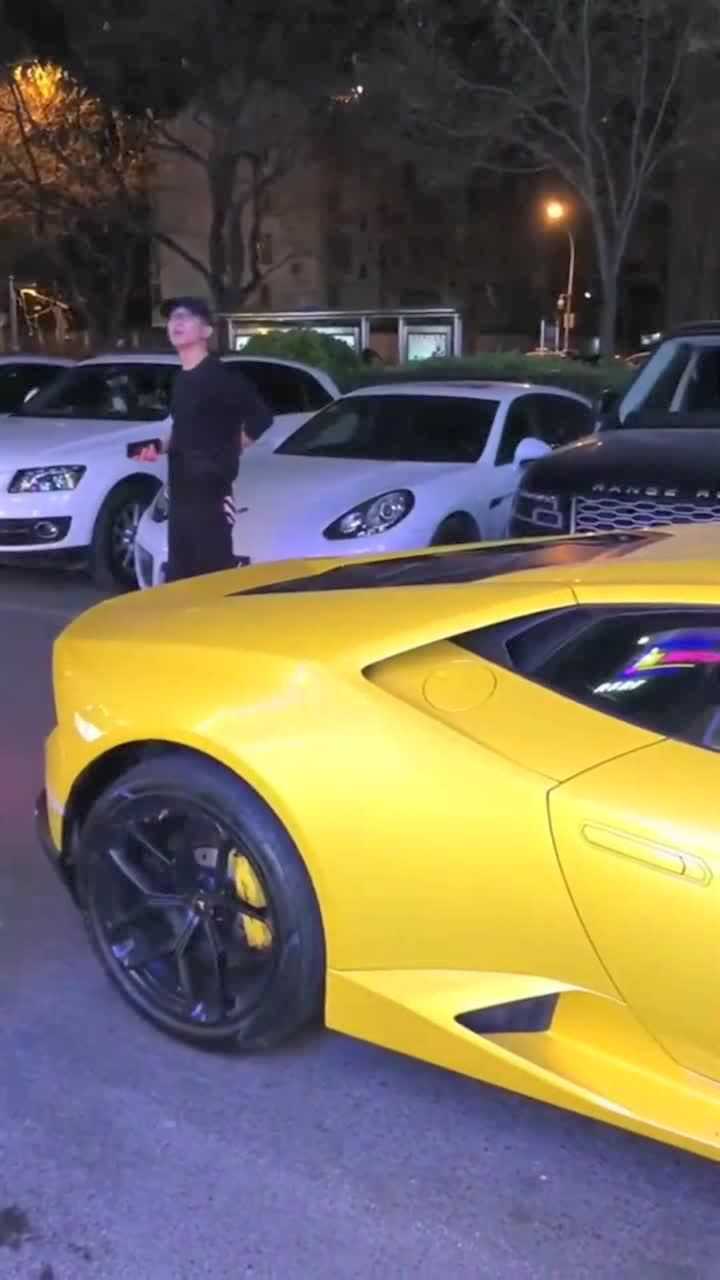 偶遇鹿晗小哥哥开兰博基尼小牛低调过街_腾讯视频