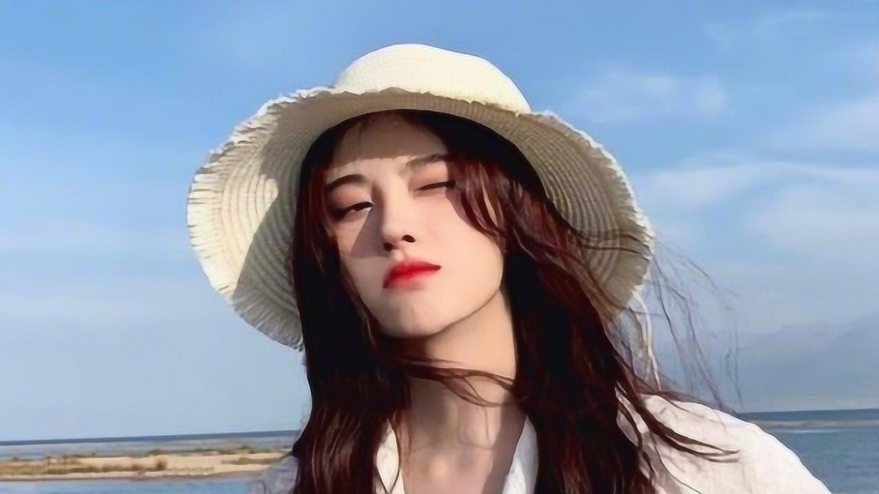 鞠婧祎穿蕾丝裙海边游玩当风吹起裙摆那刻网友我窒息了