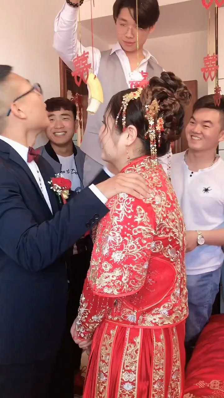 闹洞房吃香蕉,我们伴郎太调皮了,还有后续哦!