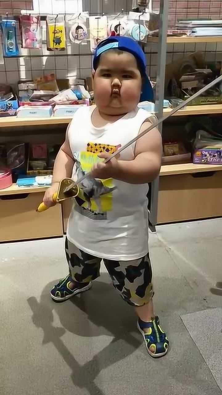 顽皮的小胖子又皮了,吃饱喝足后开始搞笑,网友:你能骑马?