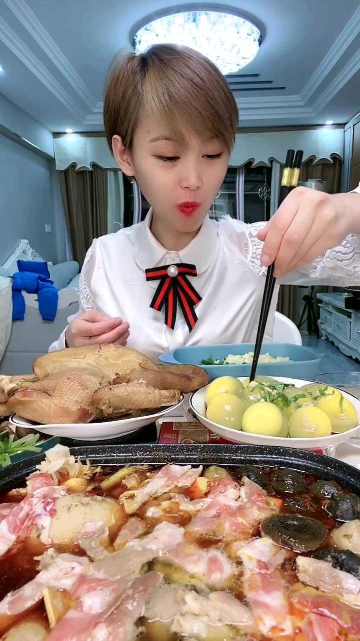 牙妹来吃播了看她吃东西的样子好漂亮网友很喜欢她的