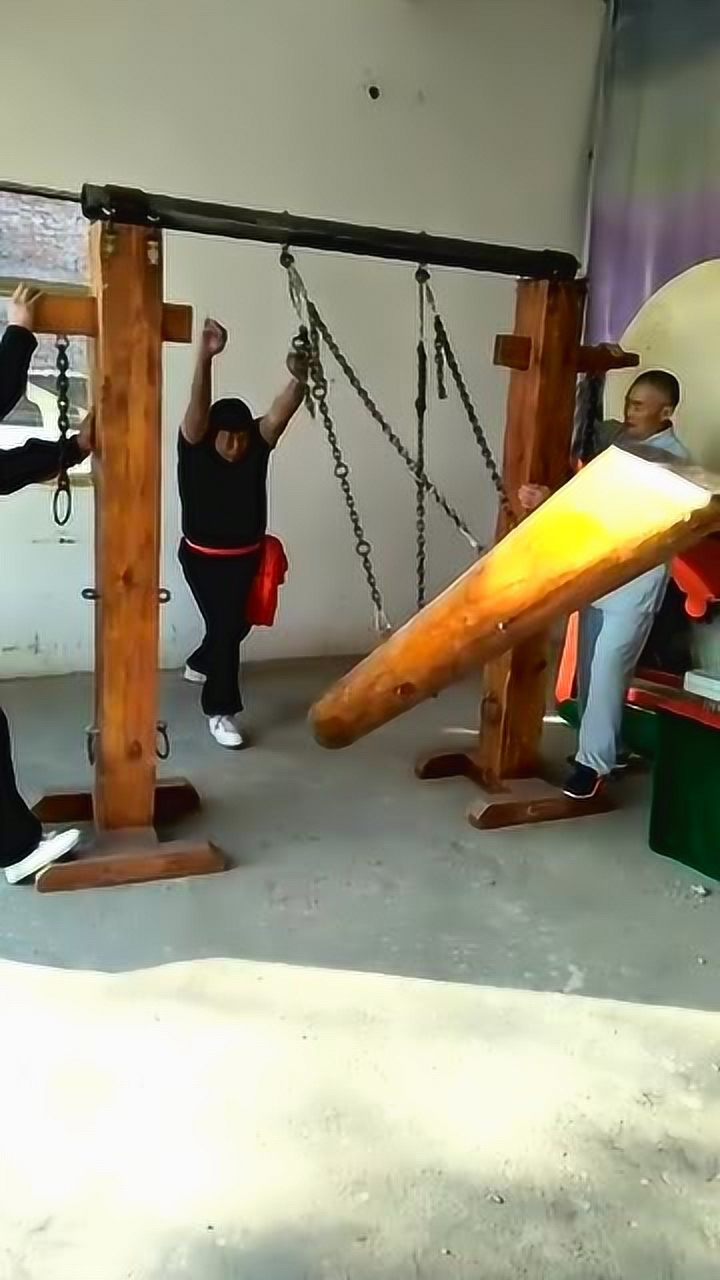 为了练出腹肌表哥每天都用木棍撞击肚子这样真的有效吗