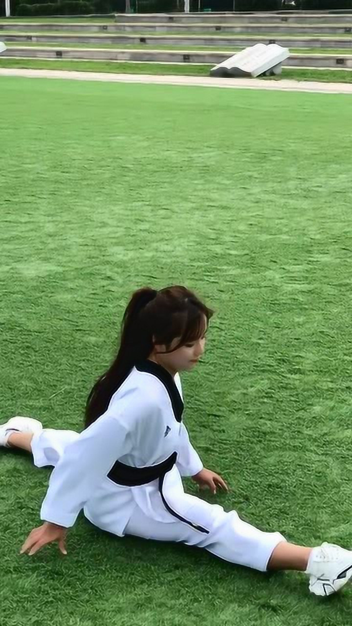 跆拳道黑带姑娘太狠了这基本功稳到我发慌真是又可爱又能打