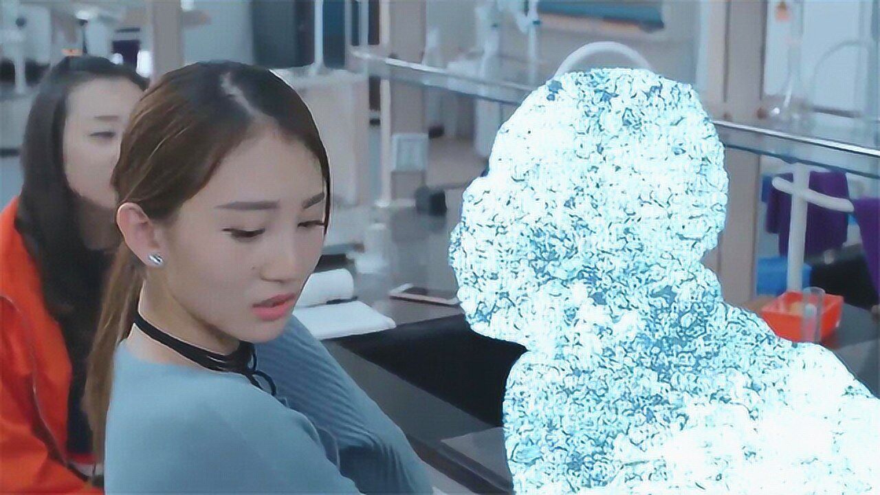 少年喝下神奇药水拥有了隐身的超能力便对班上女生任意妄为