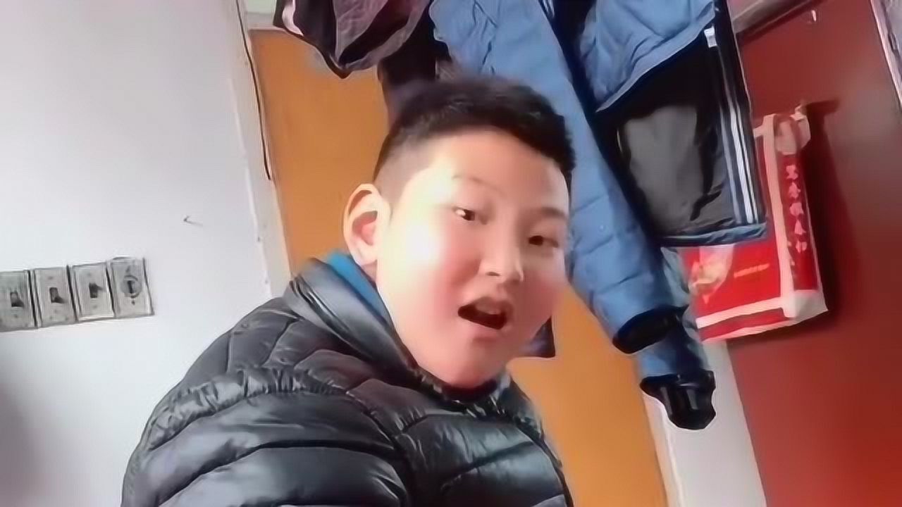 这个男孩用最凶的表情,讲出了最牛气的话,真是搞笑