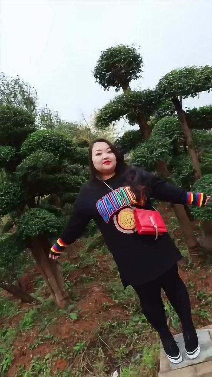 谁说胖人就不漂亮了?这个三百斤的小姐姐转身的那一刻,真美!