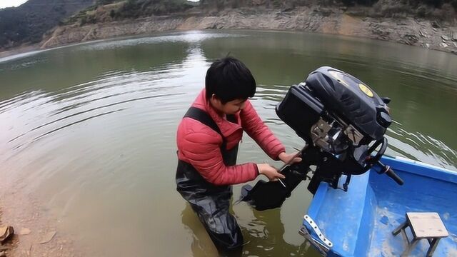 7马力汽油船推进器,半年挂机就坏掉,又花1300多买个新挂机装上