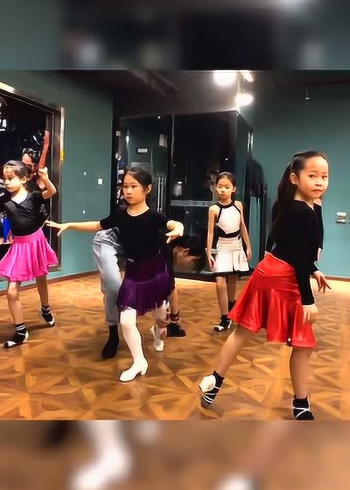 小女孩扭起屁股,真可爱