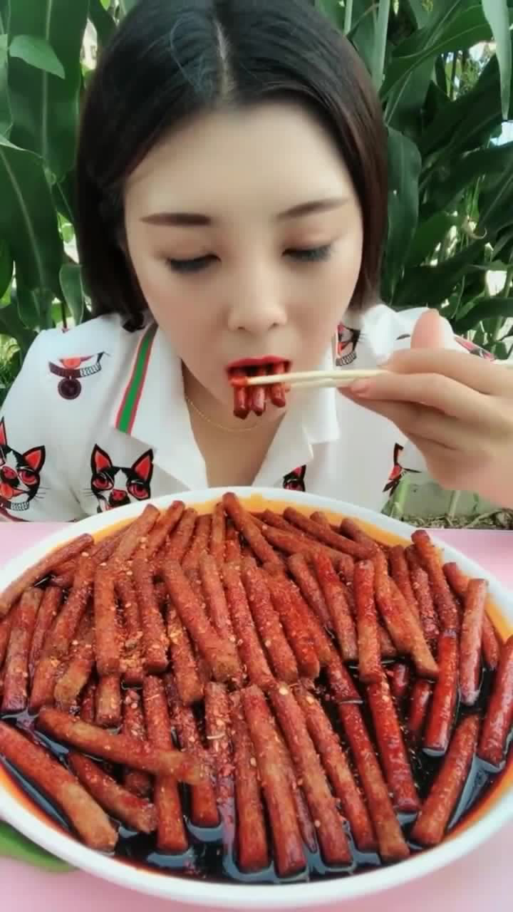 变态辣的辣条吃播,辣得嘴巴通红,看得我口水直流!