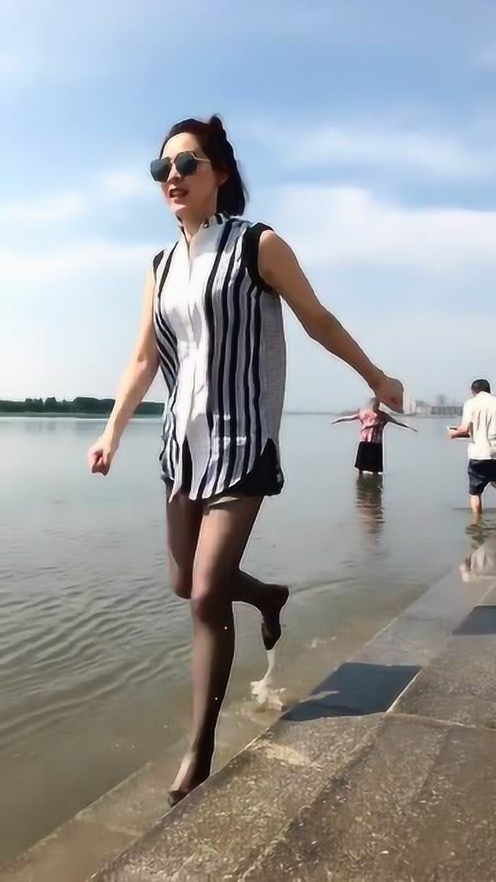 快看黑丝美女，光脚的不怕穿鞋的，上演轻功水上漂！_高清