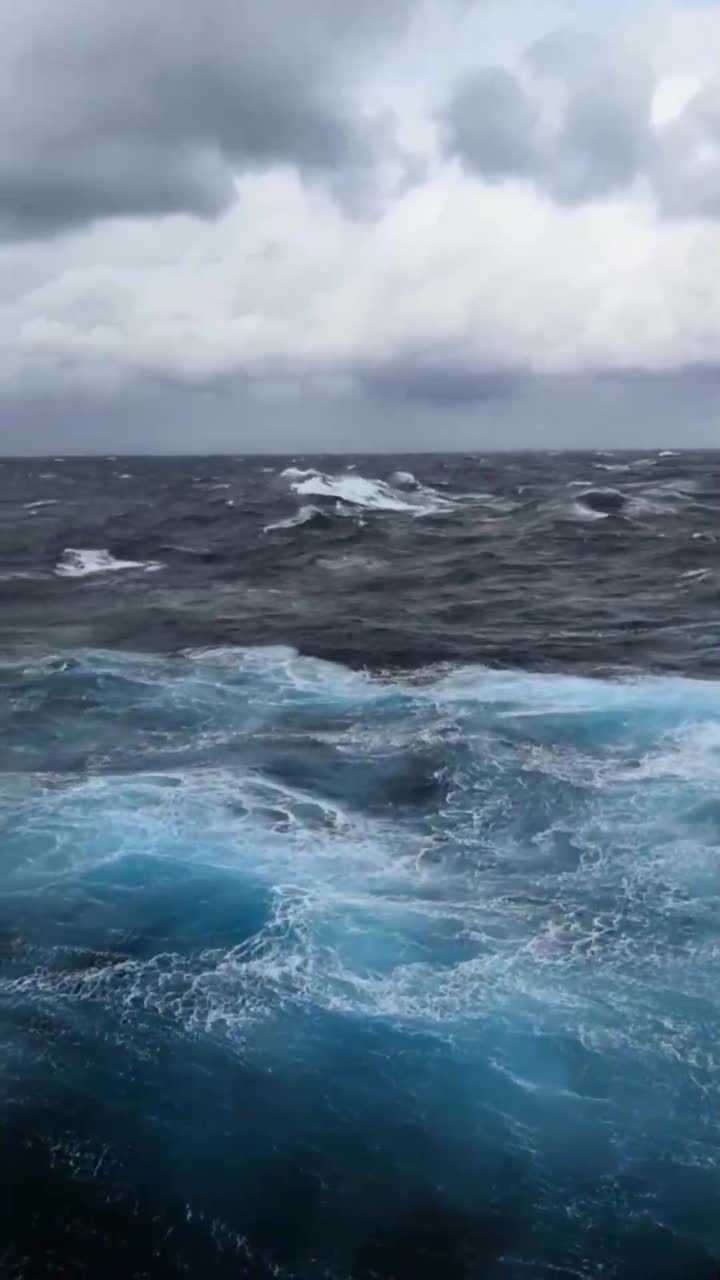 有深海恐惧症的吗一看见波涛汹涌的海浪就仿佛有种窒息的感觉