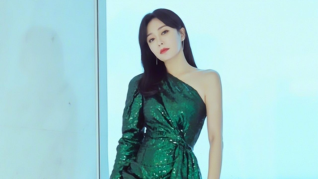 秦岚穿斜肩礼服拍写真金龟子色也能穿出高级感御姐范十足