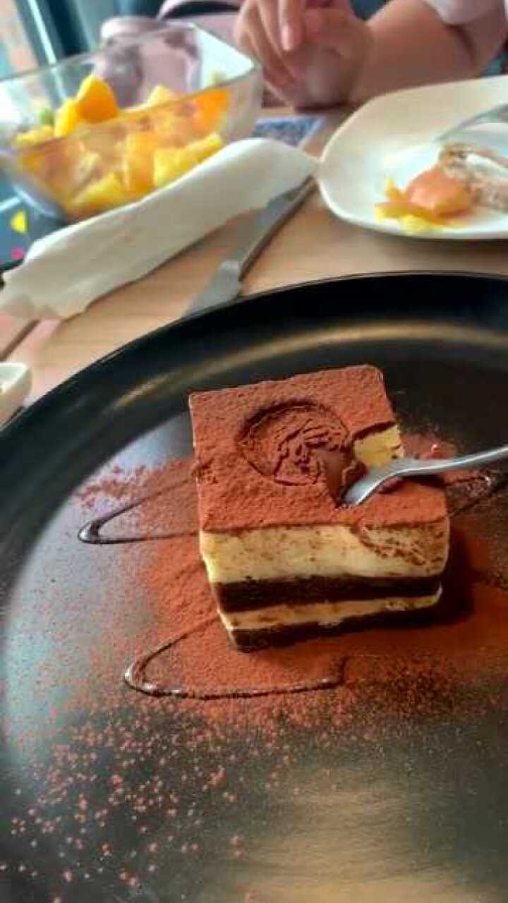 减肥失败后吃的第一个甜品,必胜客提拉米苏,咬下的那一瞬间,彻底被它