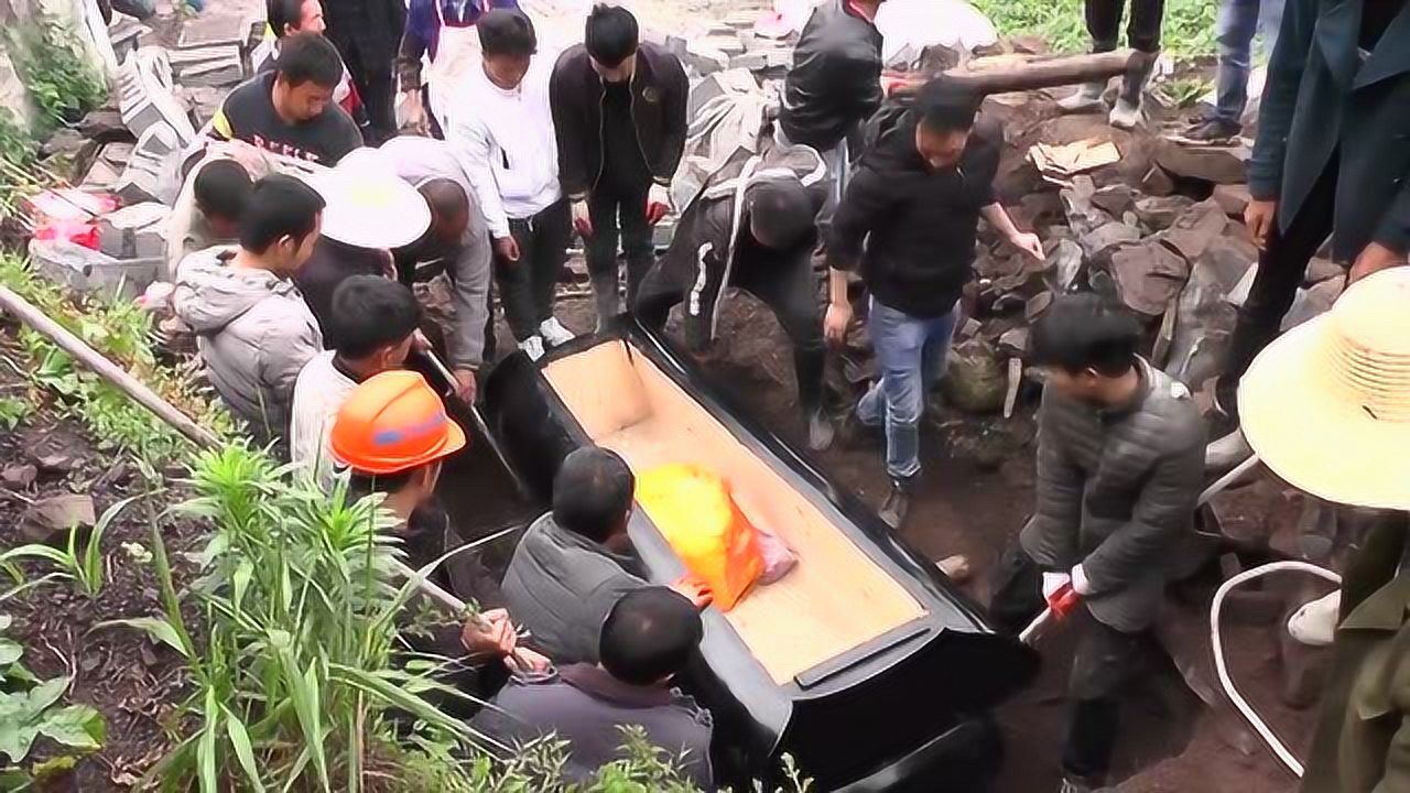 云南农村土葬实拍,打开棺材一看,空的?